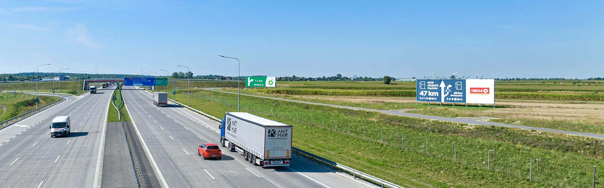 konstrukcja reklamowa na autostradzie