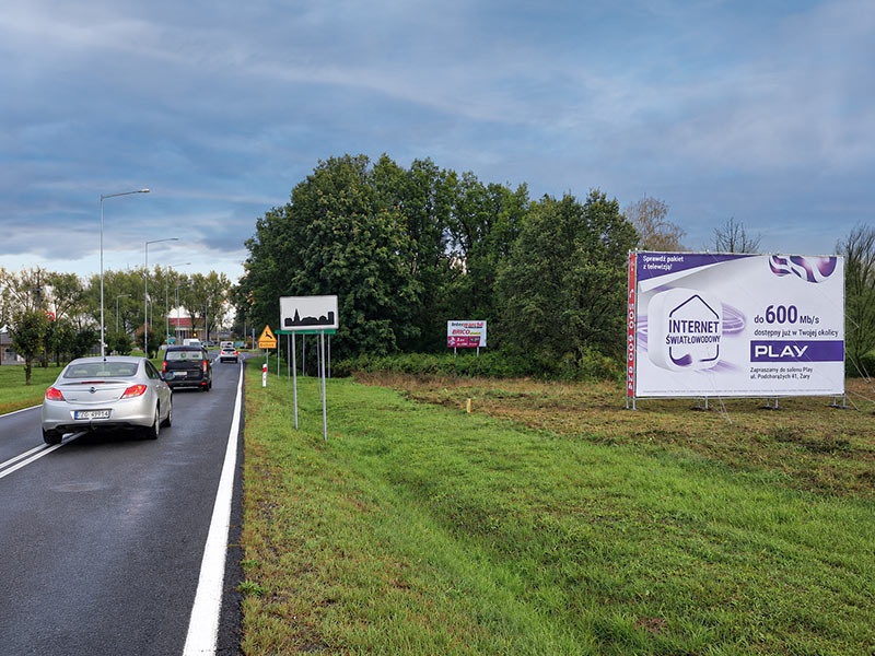 kontrukcja-reklamowa-przy-drodze